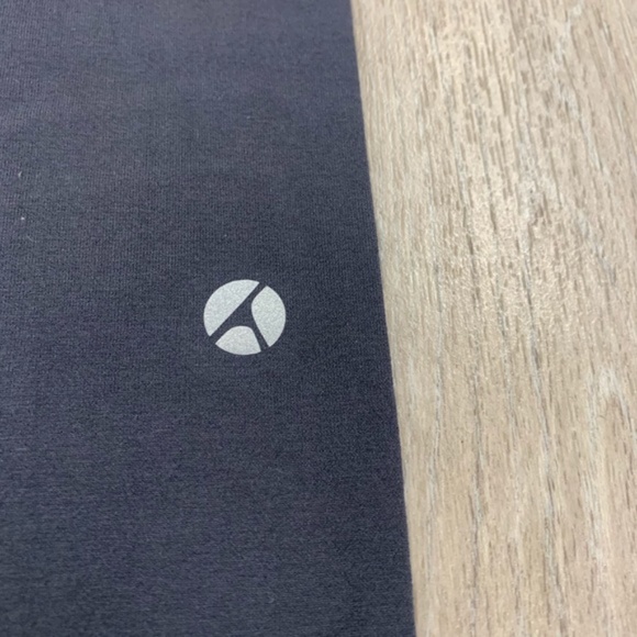 AVOCADO Capri Leggings In Charcoal Gray NWT - Picture 4 of 4